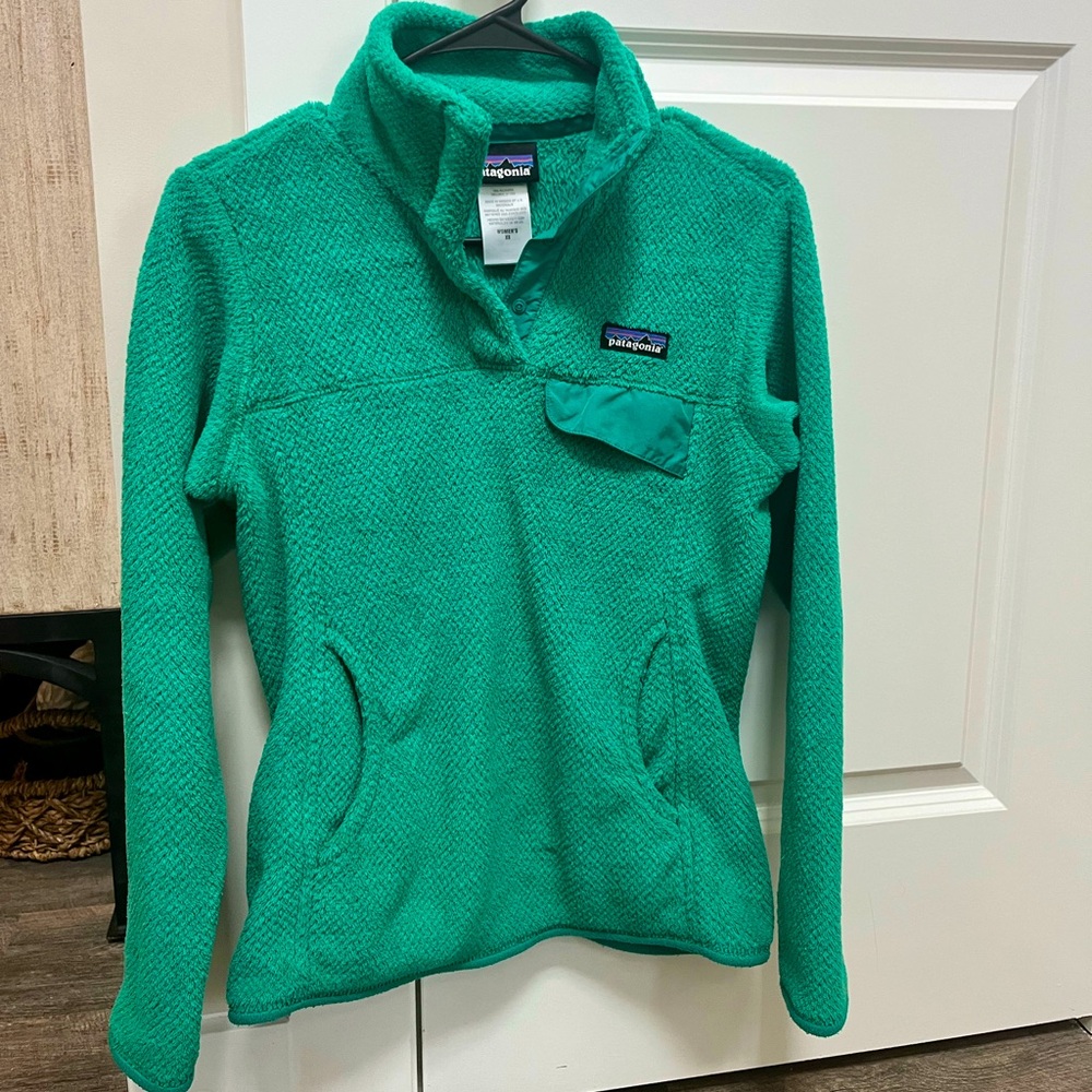 Women’s Patagonia pullover in Green. Size XS.